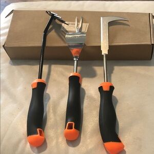BUNDLE OF THREE GARDENING TOOLS - NEW